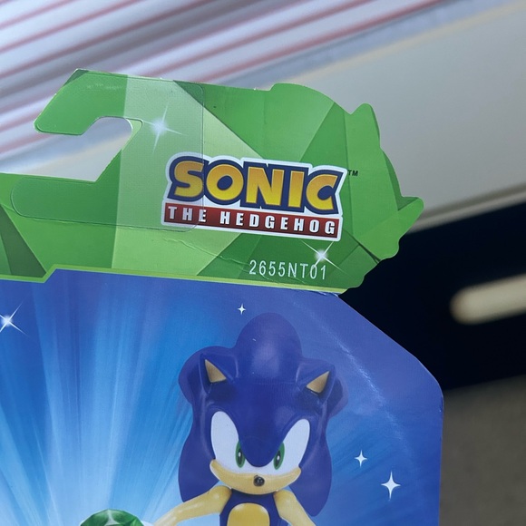 Sonic the Hedgehog Sonic with Green Emerald 35th Anniversary Figure - Picture 6 of 12